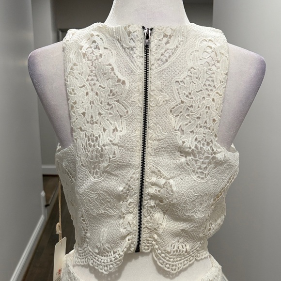 L'ATISTE Elegant Lace Top with Matching Skirt - Picture 6 of 13